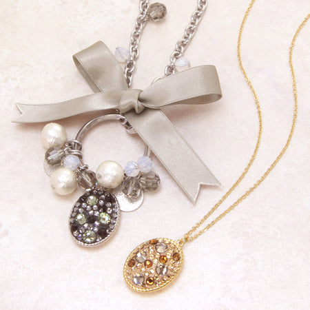 a clay pendant, pendant oval, one with gold.