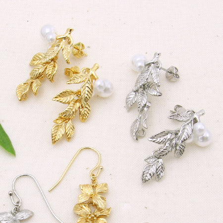 Charm with botanical leaf pearl right matte gold