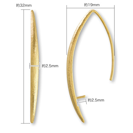 Desire Pearce Phuc lining up the lining of a hair line, 4-8mm gold line.