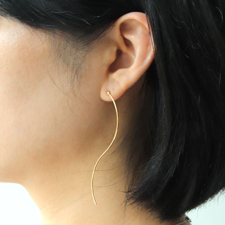 デザインステンレスピアス ウェーブ キャッチ付 ロジウムカラー