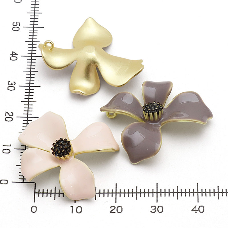 Spanish charm 4-petaled flowers with backing, gray/MG