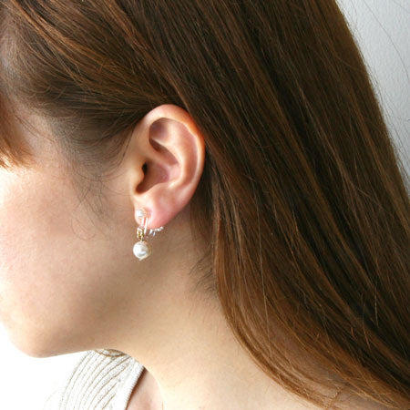Resin ear clip made in Japan with 5mm pearl ring Kiska/Clear