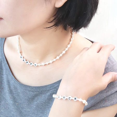 レシピNo.KR0355 イニシャルビーズとパールのネック&ブレス