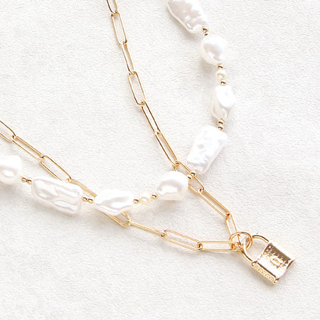 レシピNo.KR0383 パドロックチャームと樹脂パールバロックのレイヤードネックレス
