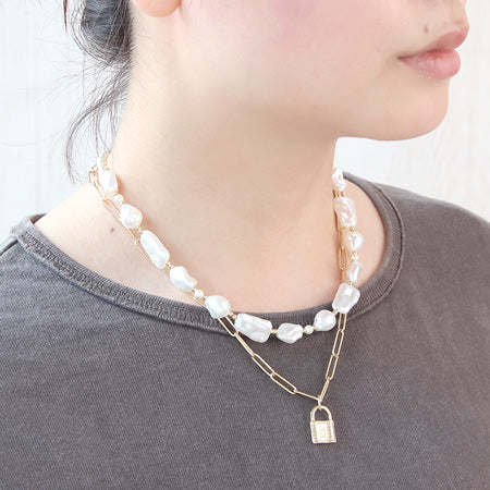 レシピNo.KR0383 パドロックチャームと樹脂パールバロックのレイヤードネックレス