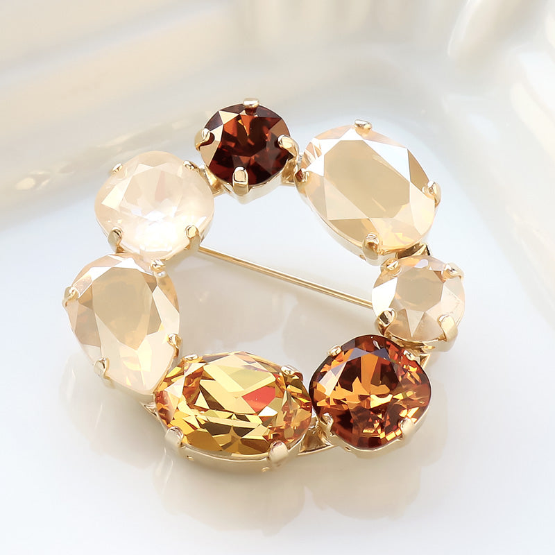 Recipe No.KR0868 Gold color brooch of Kiwa Crystal