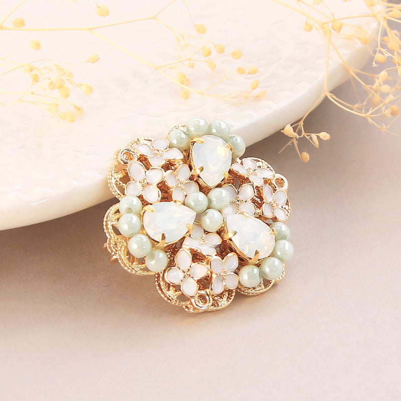 Recipe No.KR0870 Charm Ginmokusei and Czech Beads Broach