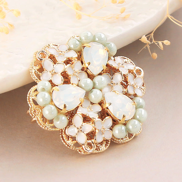Recipe No.KR0870 Charm Ginmokusei and Czech Beads Broach