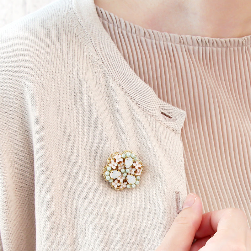 Recipe No.KR0870 Charm Ginmokusei and Czech Beads Broach