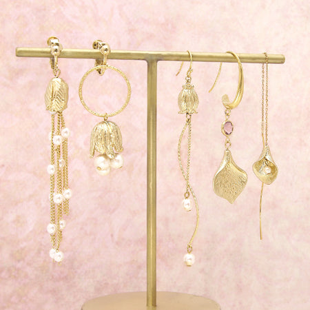 Charm lily of the valley with 2 rings ancient gold