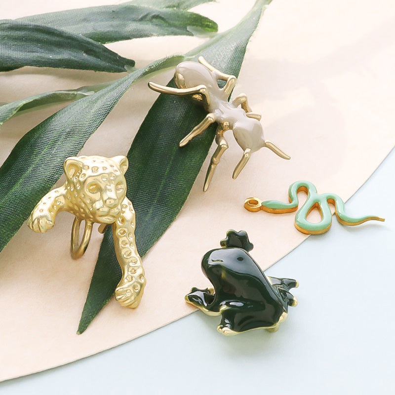 Spanish charm Panther with 1-can back, matte gold