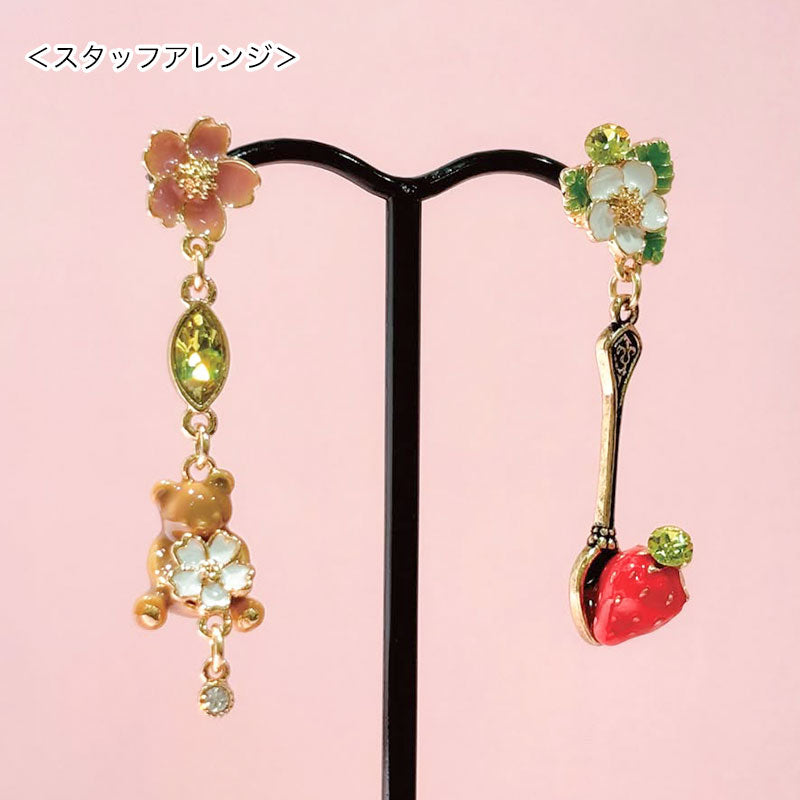 Charm Strawberry Flowers and Leaves 2 Can White Green/G