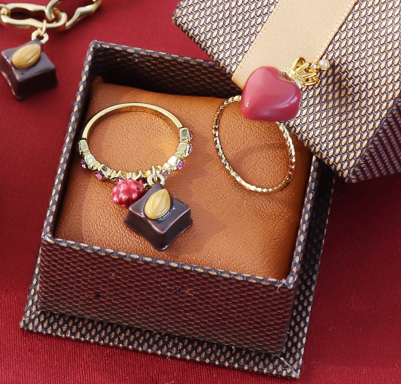 チャーム ボンボンショコラ スクエア　ブラウン/G