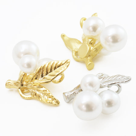Charm with botanical leaf pearl right matte gold