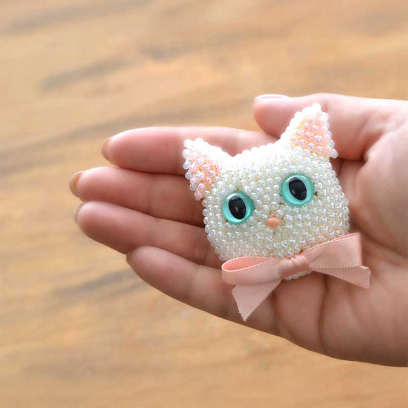 Bead knitting cat brooch kit knitted with a crochet