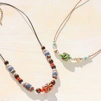 レシピNo.KR0835　アフリカントレードビーズのレザーネックレス2種