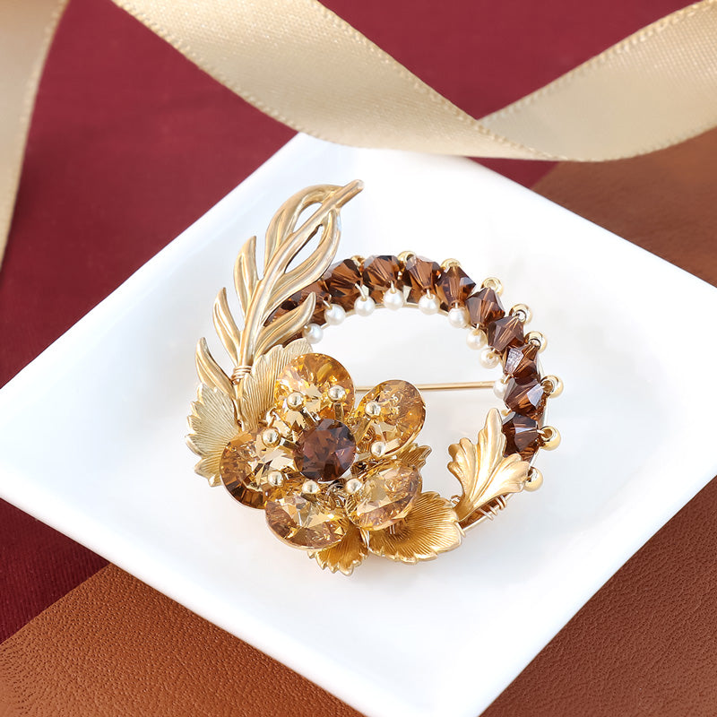 レシピNo.KR1321　貴和クリスタルとアメリカ製チャームのショコラフラワーブローチ