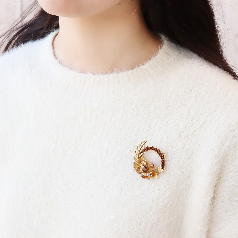 レシピNo.KR1321　貴和クリスタルとアメリカ製チャームのショコラフラワーブローチ