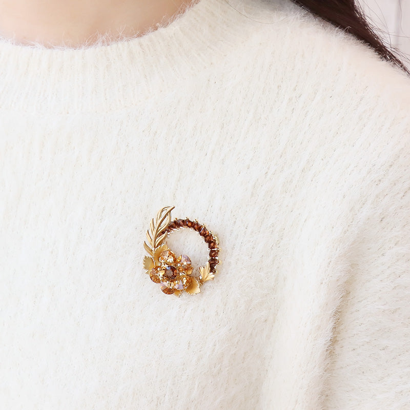 レシピNo.KR1321　貴和クリスタルとアメリカ製チャームのショコラフラワーブローチ