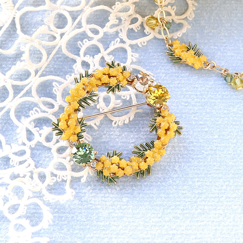 レシピNo.KR1325　チャームミモザと貴和クリスタルのブレス＆ブローチ