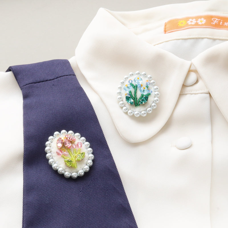 Material list No.ER0320Kiwa crystals2 types of embroidered brooches